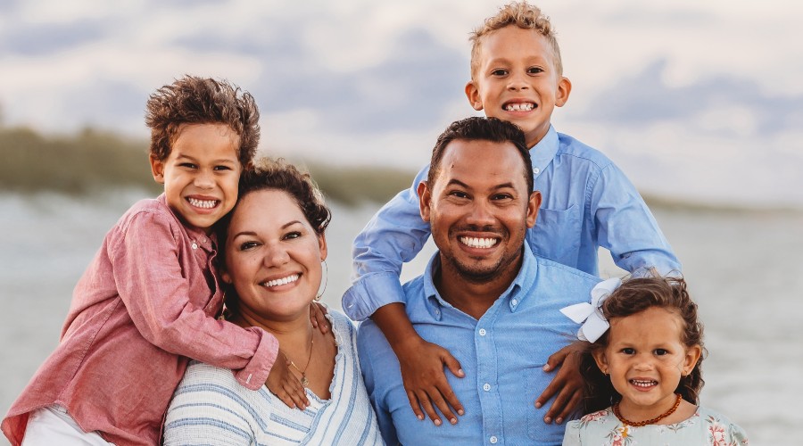 Martinez-family-900x500 Martinez-family-900x500